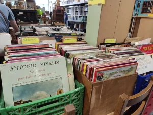 Intérieur de la ressourcerie de Seclin : des vinyles éclectiques pour les amateurs de musique